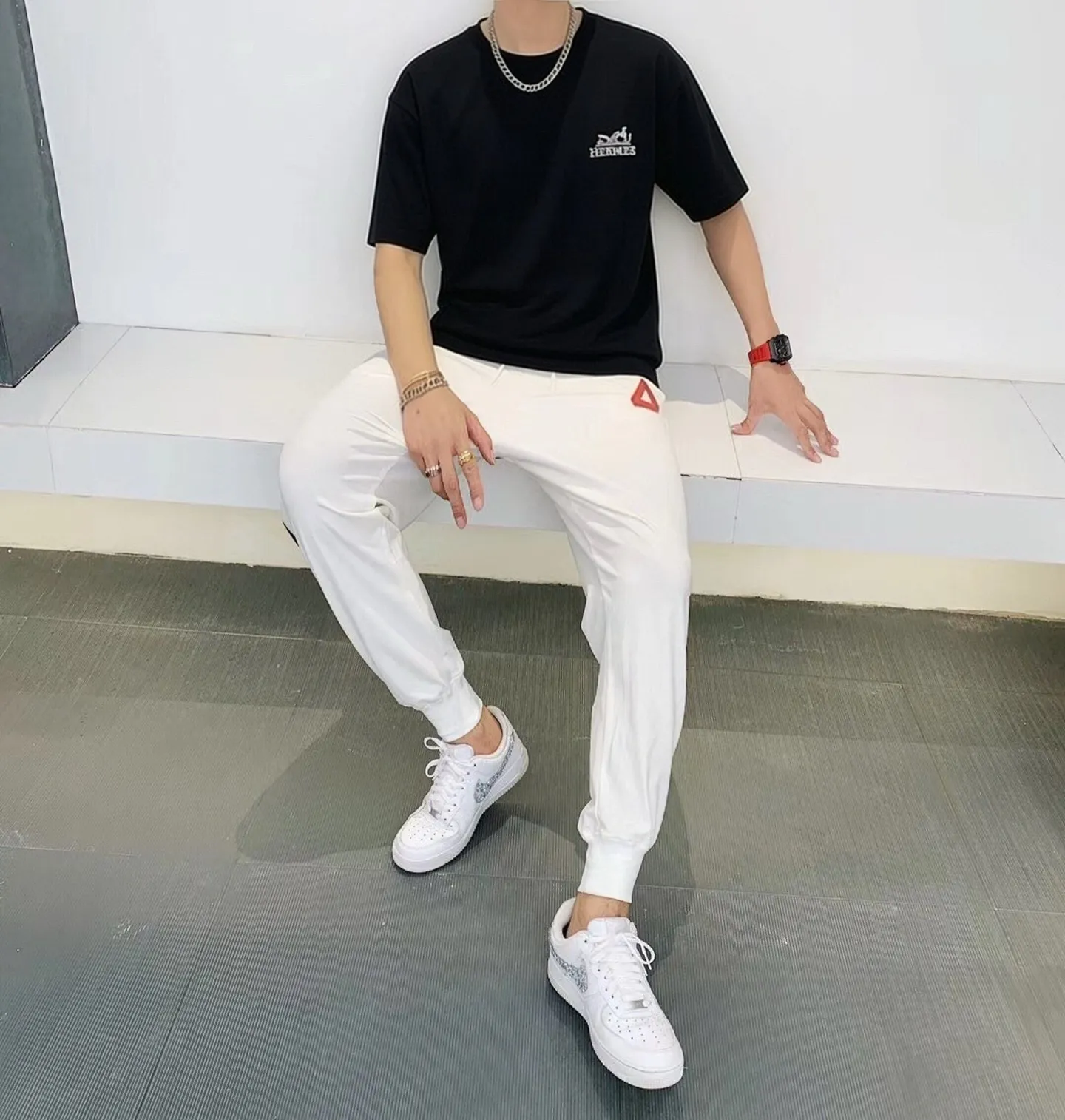 ✔